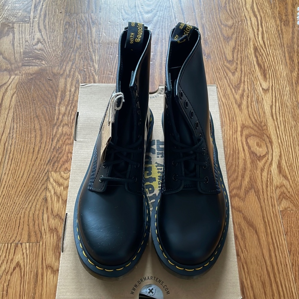 NEW IN BOX Dr. Martens 1460 Women’s Smooth Leather Lace Up Boots in Size 7